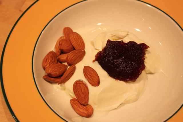 Yogurt with almonds and apple butter