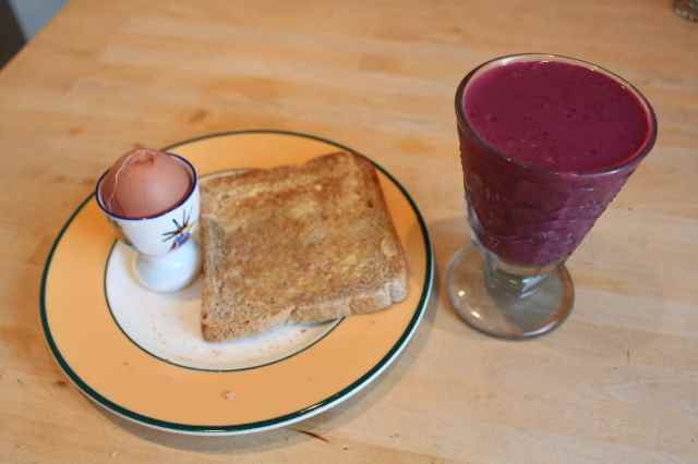 Boiled agg and smoothie