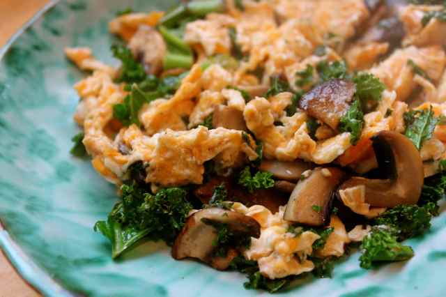 kale and mushroom scramble 3