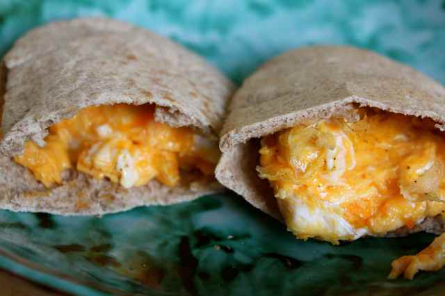 Scrambled egg in pitta