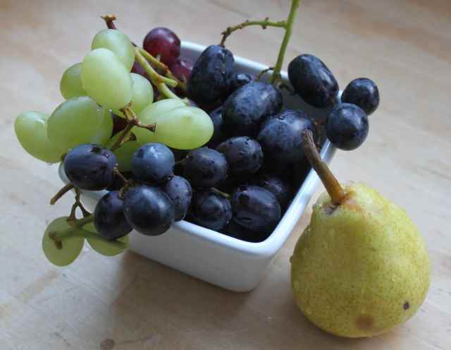 4 grapes and a pear