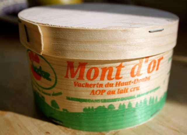 Mont d'Or with lid on