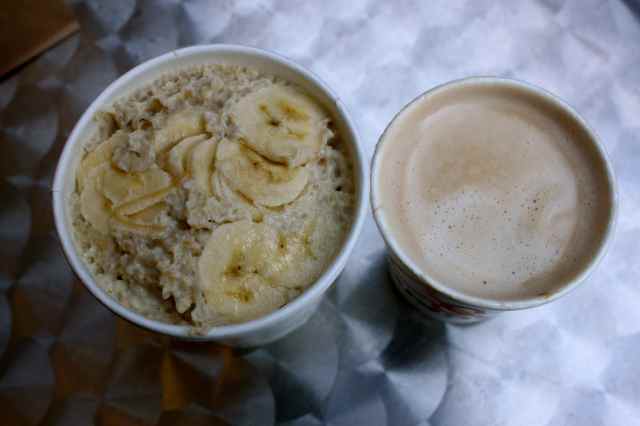 Banana porridge and latte