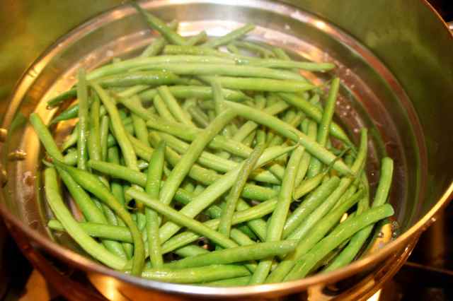 steaming green beans