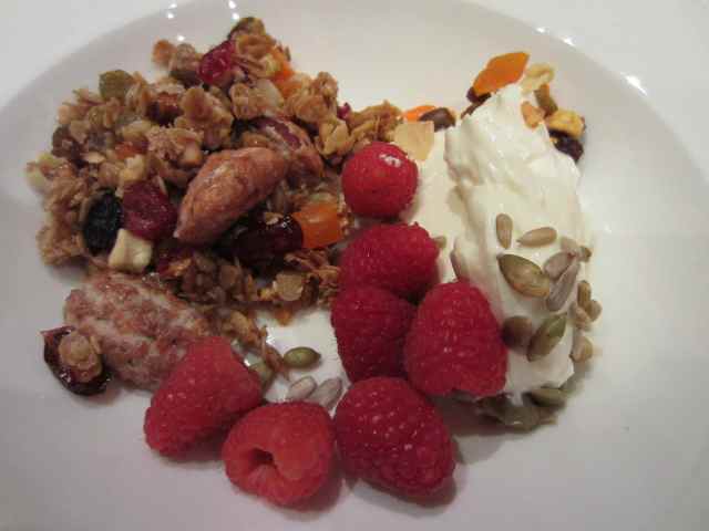 Granola. yogurt and berries