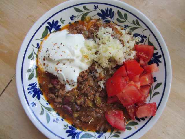 Chilli with tomatoes and yogurt