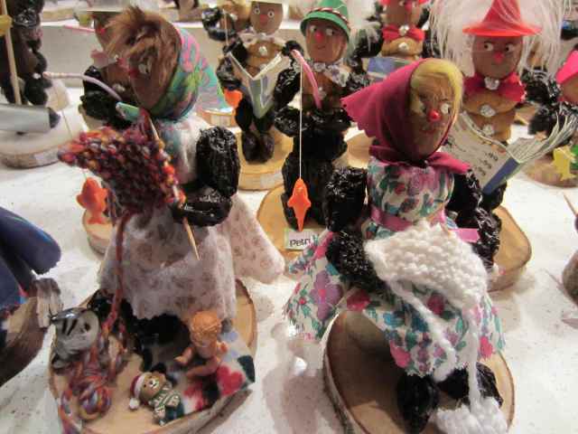 Prune people knitting