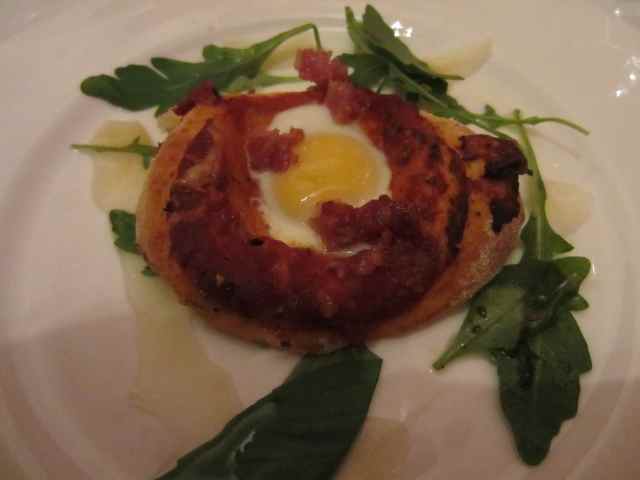 Quail's egg and bacon pizza