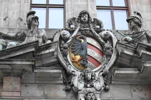 Rathaus sculptures 1