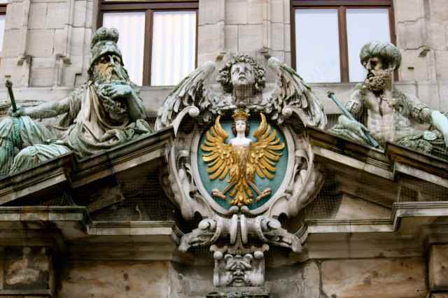 Rathaus sculptures 3