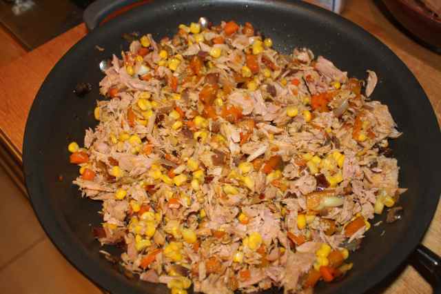 Mix tuna with veg