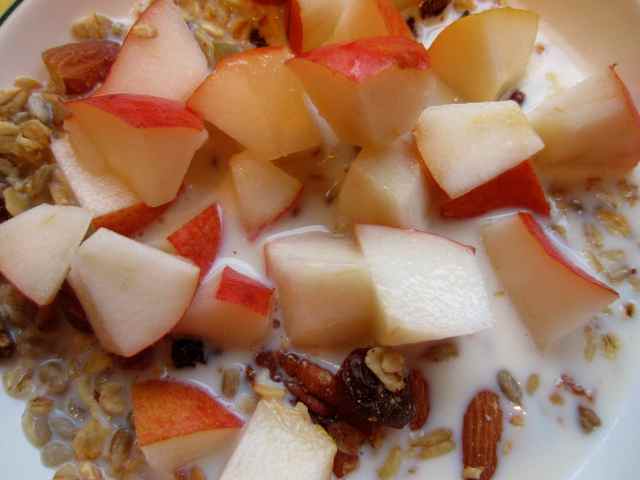 Muesli and pear
