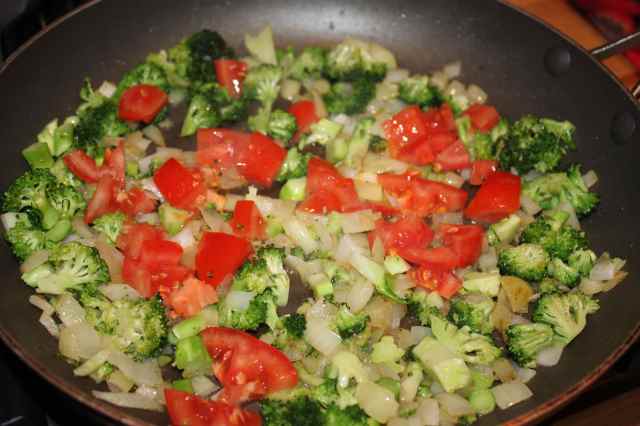 onion, brocoli and tomato
