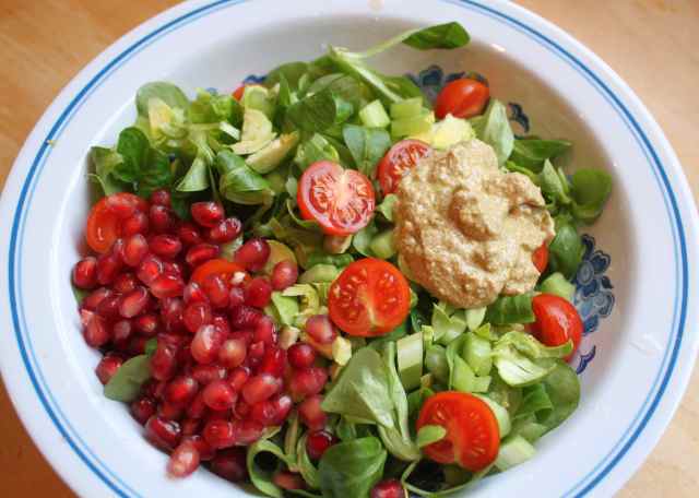 pomegranate and blue cheese salald