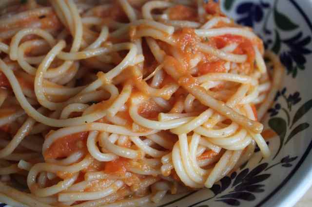 spaghetti with tomato sauce
