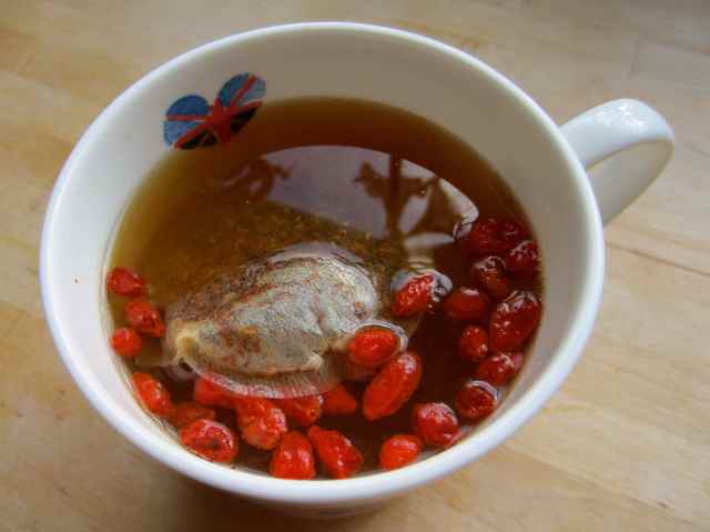 Goji and lemon tea