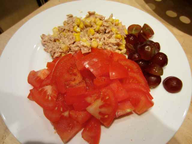 tomatoes, tuna and grapes