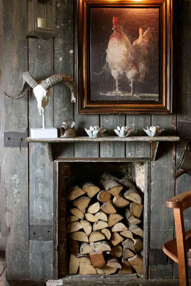 Inside Pearson's Arms 1