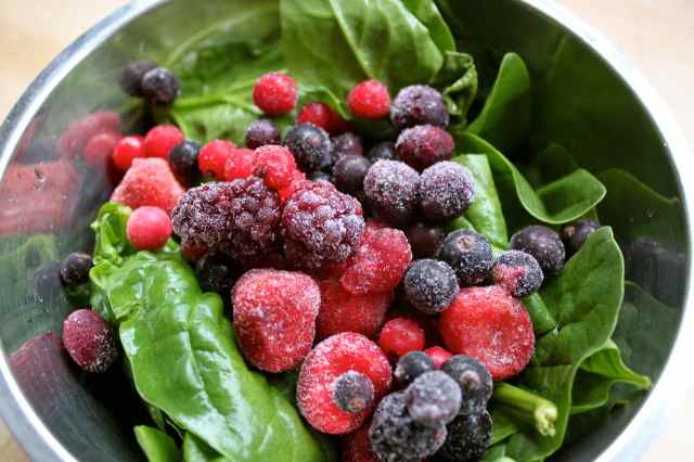 spinach and frozen berries