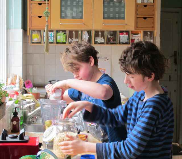 H and H making smoothies