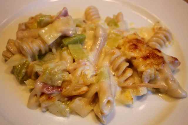 Macaroni cheese with leeks and bacon