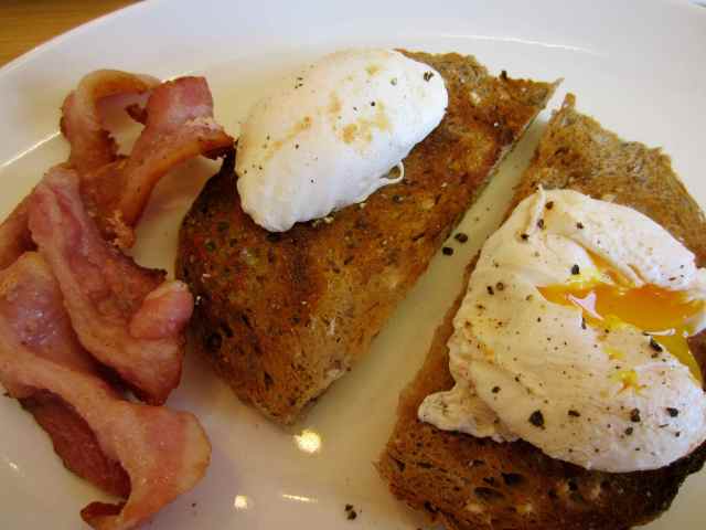 Poached eggs and bacon