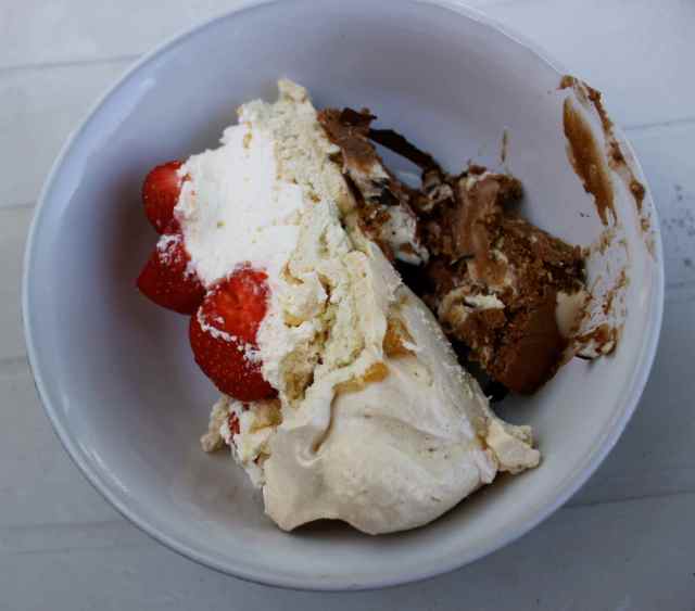Pavlova and chocolate cheesecake