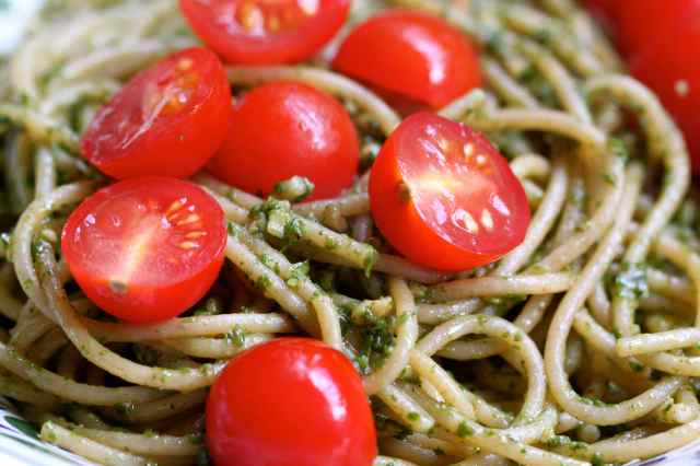 spagheti and pesto
