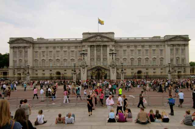 crowds outside Buck Pal