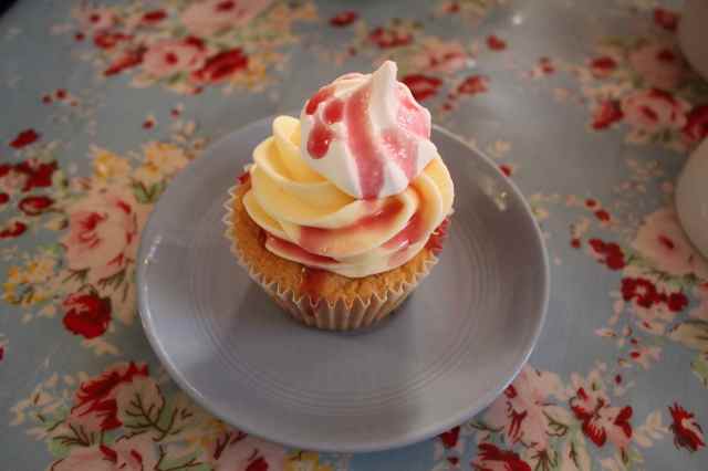 strawberry meringue cake