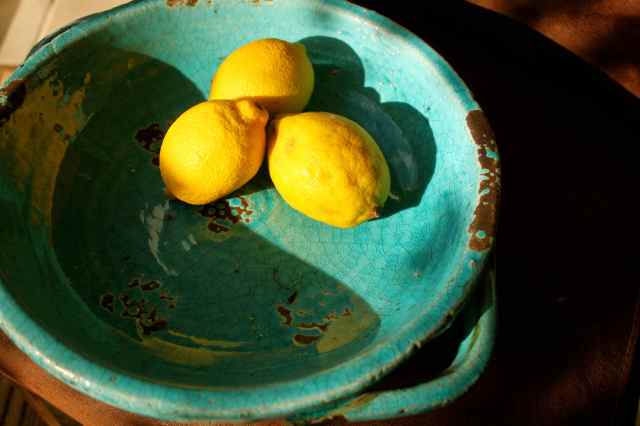 lemons in blue bowl