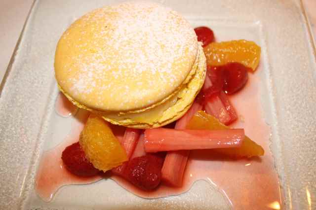 lemon macaroon with compot