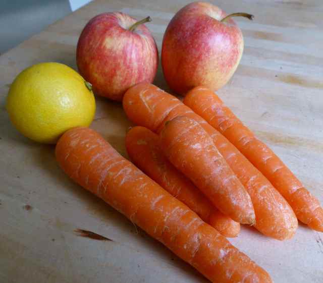 carrots, apples and lemon