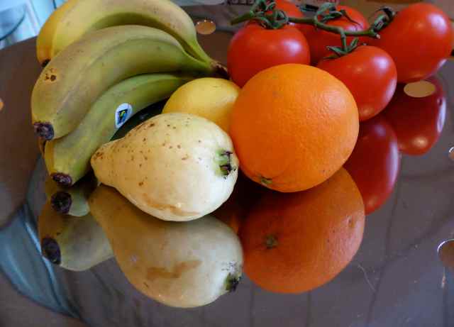 fruit in fruit bowl