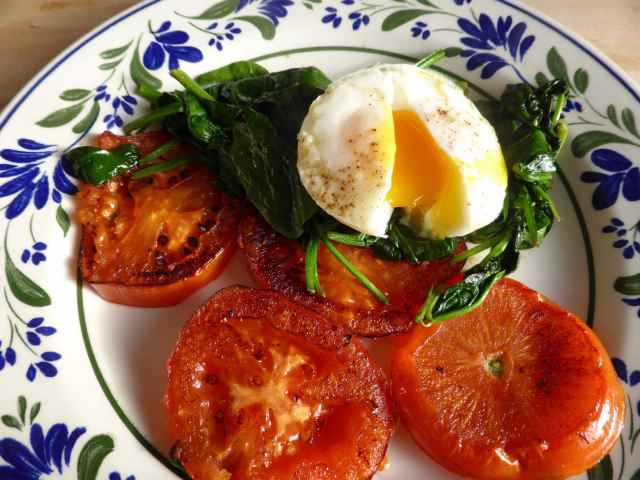 egg, spinach and fried tomatoes