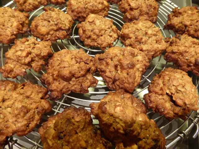 cookies with oats, raisins and nuts