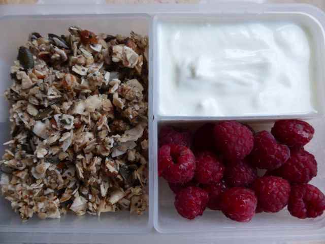 granola raspberries and yogurt