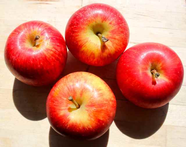 4 Gala apples