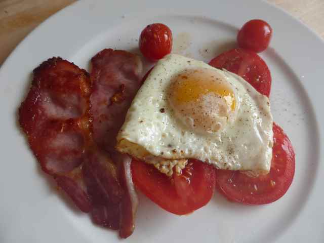 bacon egg and tomato