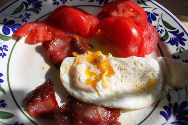 egg bacon and tomatoes