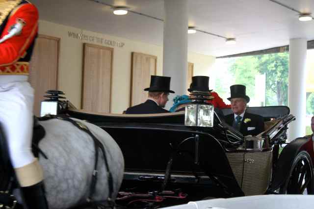 Here comes the Queen 19-6-14