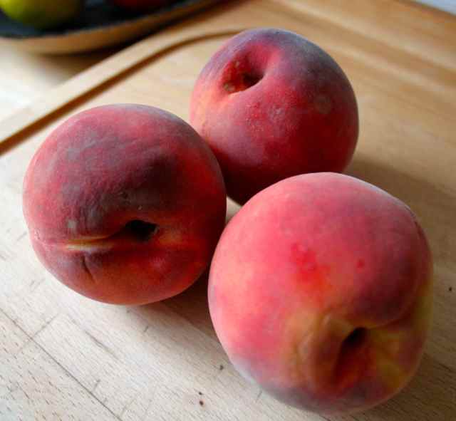3 perfect peaches