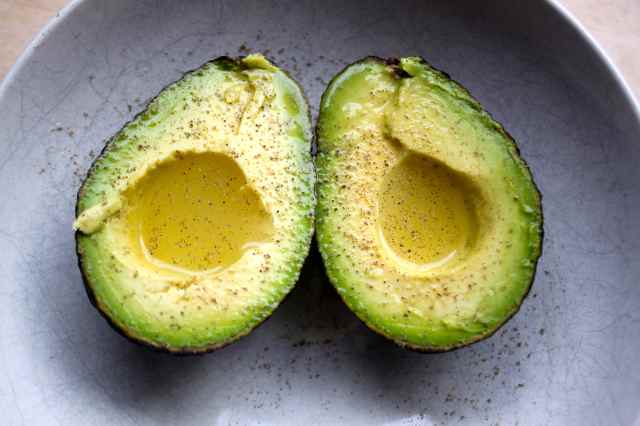 Avocado with lime juice and pepper