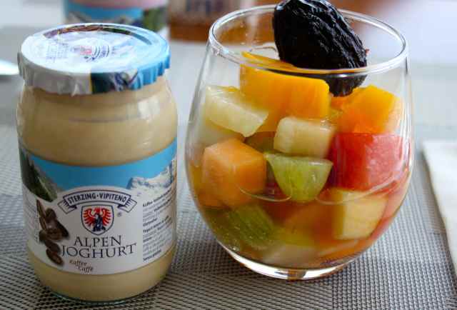 breakfast fruit and yogurt