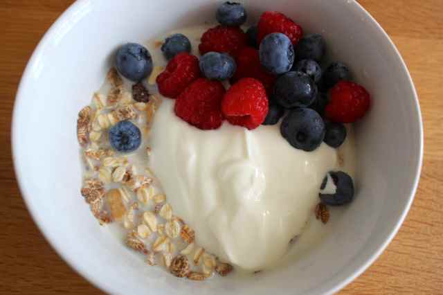 muesli. yogurt, berries