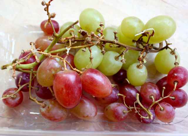 green and red grapes