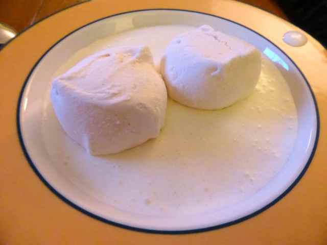 2 meringues with cream
