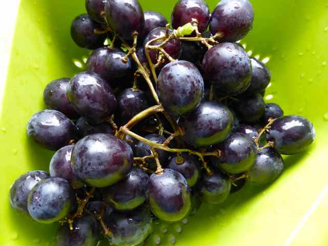 grapes in green bowl