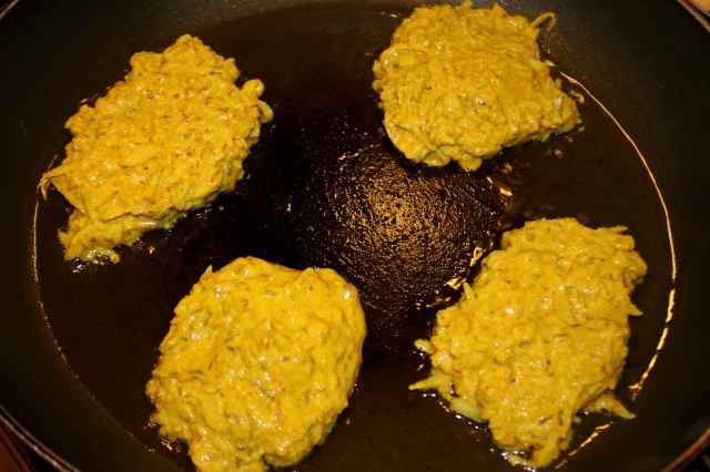 onion bhaji frying