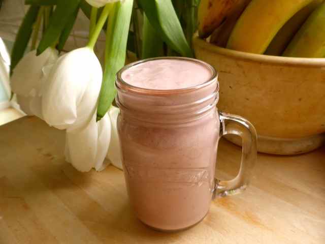 smoothie and tulips